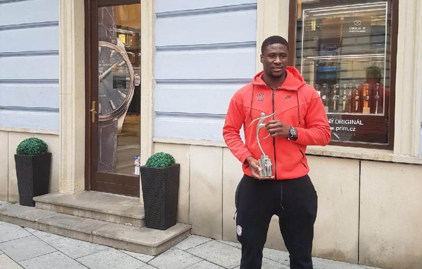 fotbalista přebírající ocenění.jpg fotbalista přebírající ocenění.jpg